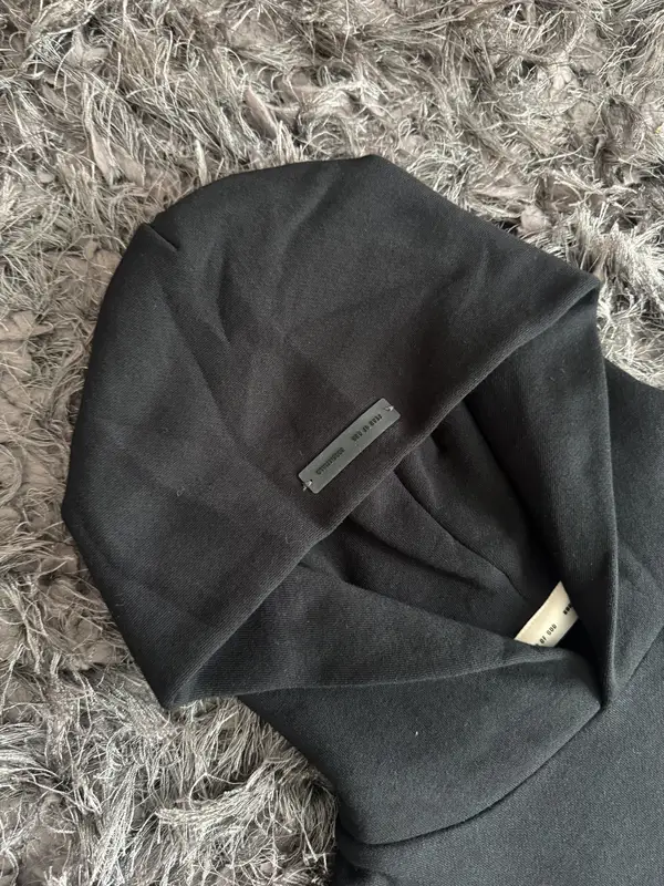 Buzo Essentials ss25