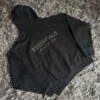 Buzo Essentials ss25